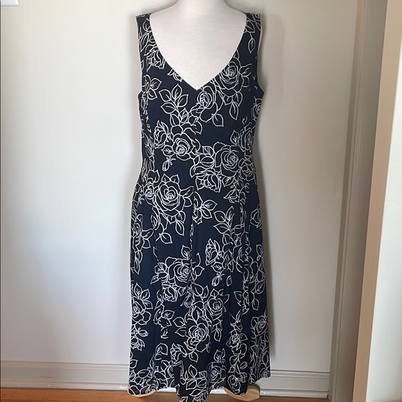 Jones New York Dresses & Skirts - EUC Woman’s Size 8 Jones New York Signature Floral Black/White Sleeveless Dress